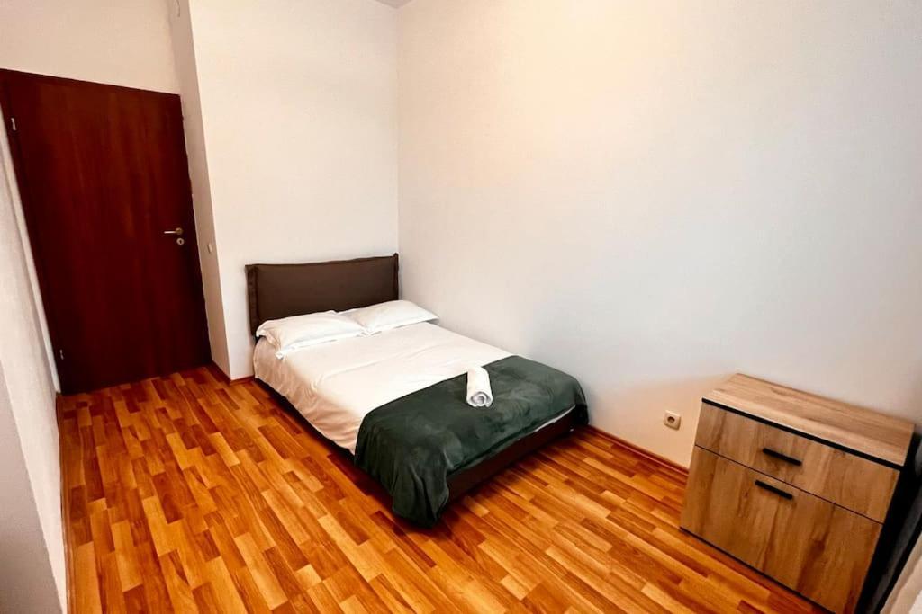 Otopeni Airport Apartment With Private Garden Bagian luar foto