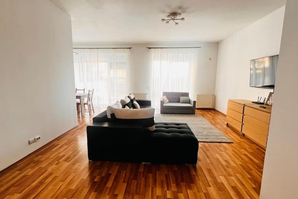 Otopeni Airport Apartment With Private Garden Bagian luar foto