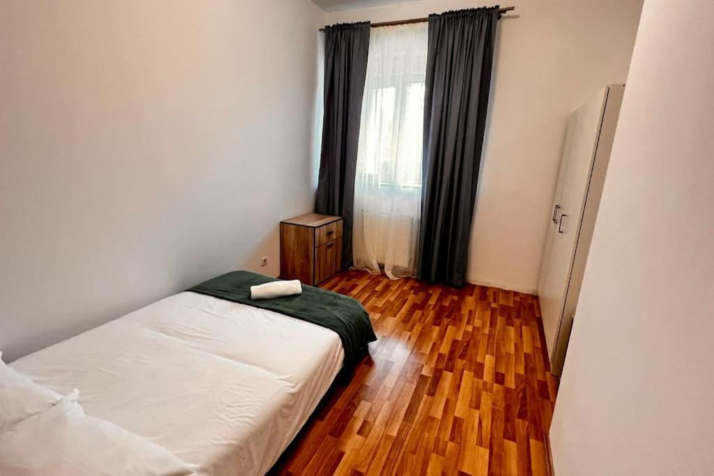 Otopeni Airport Apartment With Private Garden Bagian luar foto