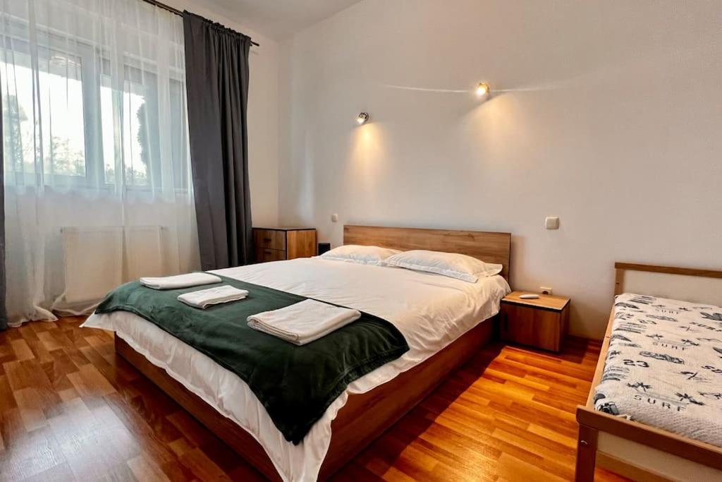 Otopeni Airport Apartment With Private Garden Bagian luar foto