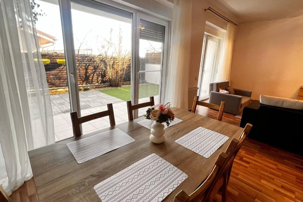 Otopeni Airport Apartment With Private Garden Bagian luar foto