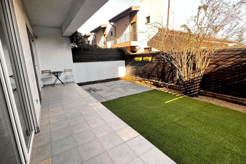 Otopeni Airport Apartment With Private Garden Bagian luar foto