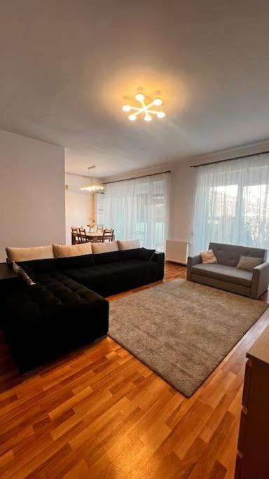 Otopeni Airport Apartment With Private Garden Bagian luar foto