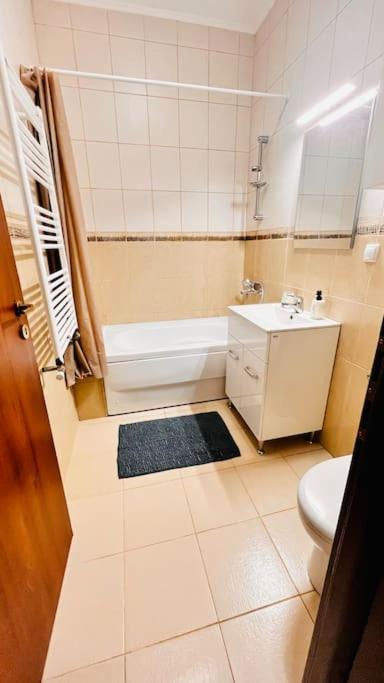 Otopeni Airport Apartment With Private Garden Bagian luar foto