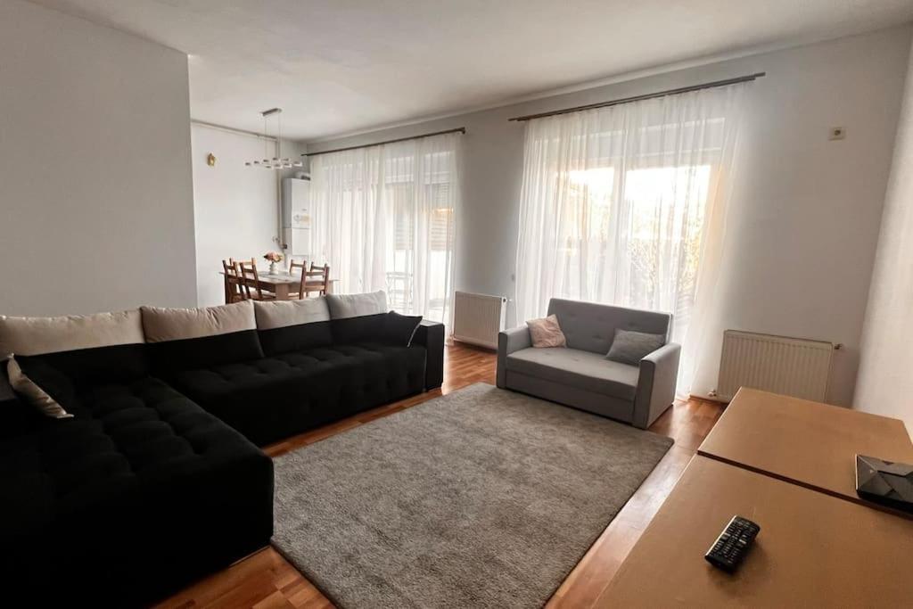 Otopeni Airport Apartment With Private Garden Bagian luar foto