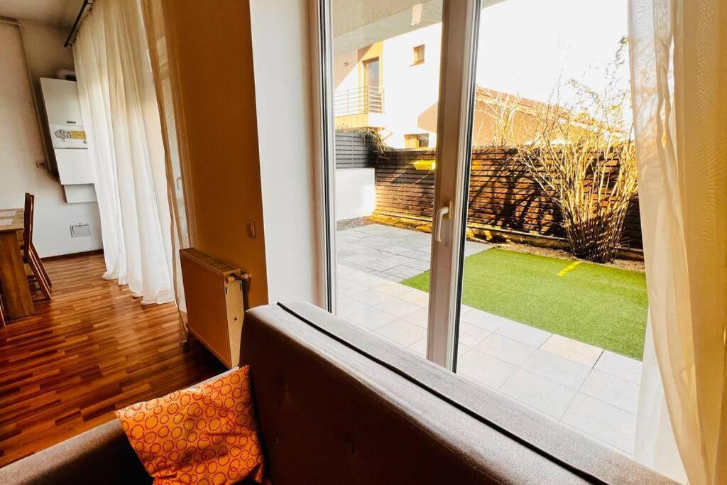 Otopeni Airport Apartment With Private Garden Bagian luar foto
