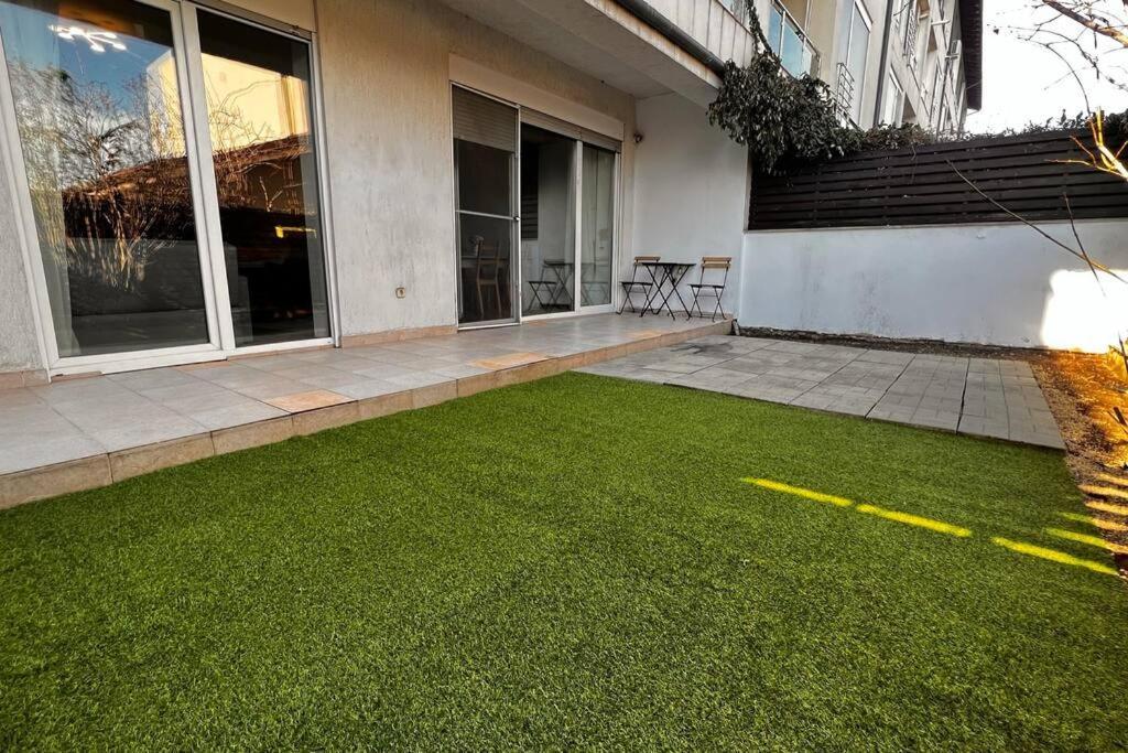 Otopeni Airport Apartment With Private Garden Bagian luar foto