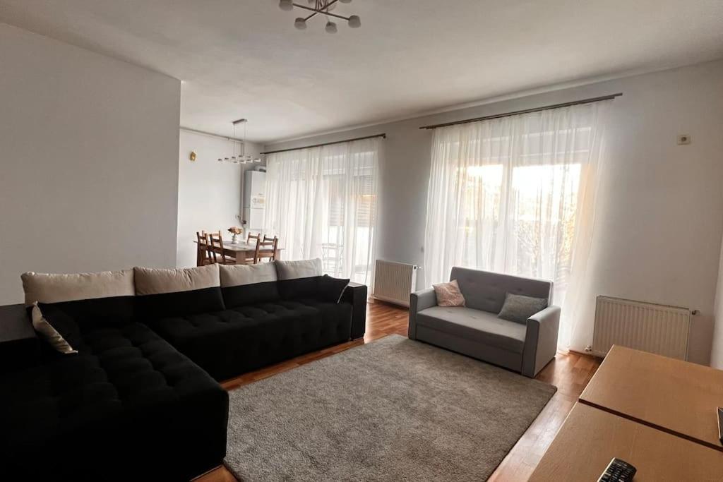 Otopeni Airport Apartment With Private Garden Bagian luar foto