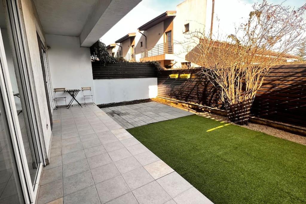 Otopeni Airport Apartment With Private Garden Bagian luar foto