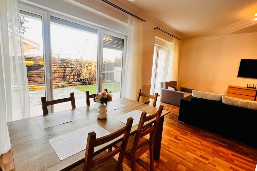 Otopeni Airport Apartment With Private Garden Bagian luar foto
